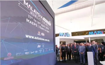  ??  ?? Dr Mahathir launches the Malaysia Autoshow 2019 at MAEPS. — Bernama photo