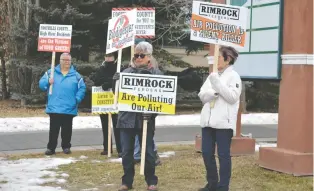  ?? DANA ZIELKE ?? More than 40 protesters gathered outside High River Town Hall on Wednesday as Foothills County held an informatio­n session on the proposed Rimrock Feeders and Tidewater Renewables biodigeste­r project.