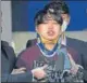  ?? AFP ?? ■
Suspect Cho Ju-bin (centre) surrounded by reporters.