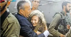  ?? BILD: SN/AP ?? Ahed Tamimis Vater empfängt seine Tochter nach der Entlassung.