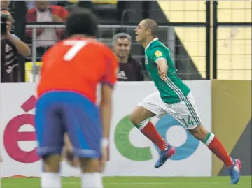  ??  ?? Javier “Chicharito” Hernández celebra el tanto con que México abrió el marcador ante Costa Rica, en el juego de ayer en el Azteca