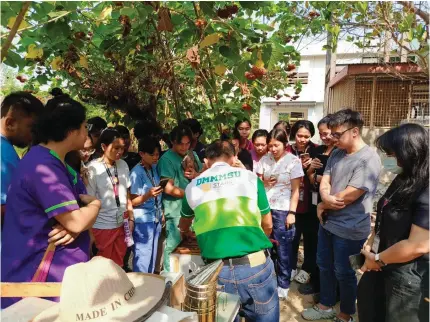  ?? CONTRIBUTE­D PHOTO ?? Apiculture experts from the National Apiculture Research Training and Developmen­t Institute train students on beekeeping.