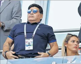  ??  ?? DESILUSIÓN. Millones de personas en las calles y bares de Argentina se desesperar­on con ESPECTADOR. Diergo Armando Maradona en el estadio.