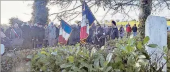  ?? - Crédits : ON ?? Durant la minute de silence devant la stèle