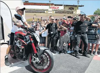  ?? FOTO: GETTY ?? Lewis Hamilton se pasea en su MV Augusta por el paddock de Mónaco en el día de descanso, en la jornada del famoso mercado