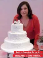  ??  ?? Patricia Grenni de Tortas Art posa junto a la torta de bodas.