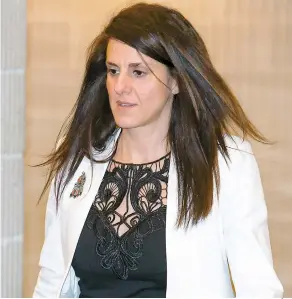  ??  ?? Djemila Benhabib, ici au palais de justice de Montréal hier, dit que les passages du Coran enseignés aux enfants avaient un caractère «extrêmemen­t violent, misogyne et sexiste».