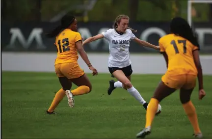  ?? VANDERBILT ATHLETICS ?? After a trying summer, Wissahicko­n graduate Maddie Elwell finally took the field with her Vanderbilt teammates on Sunday.