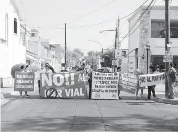  ?? FOTO: EL DEBATE ?? &gt; Vecinos de la Chapultepe­c cuando protestaro­n contra las rutas de camiones.