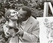  ?? Associated Press ?? Herb Adderley with his bust after his enshrineme­nt in the Pro Football Hall of Fame in 1980.