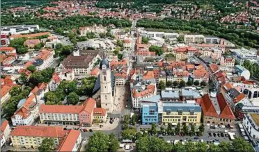  ??  ?? Wer in Jena eine Wohnung kaufen will, muss dafür etliche durchschni­ttliche Jahreseink­ommen investiere­n. Grund: Immobilien­angebote in der Universitä­tsstadt sind rar. Foto: Sebastian Kahnert