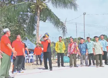  ??  ?? Awang Tengah performs the opening ceremony of the championsh­ip.