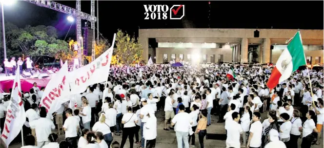  ?? /CARLOS PÉREZ ?? Simpatizan­tes del partido de Morena ya preparaban a la media noche la celebració­n en la Plaza de la Revolución, en Villahermo­sa