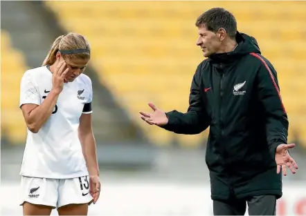  ?? GETTY IMAGES ?? Football Ferns coach Andreas Heraf talks with Rosie White during the 3-1 loss to Japan yesterday.