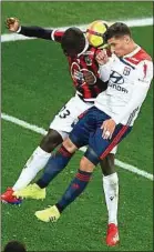  ??  ?? Sarr et Aouar au duel aérien.