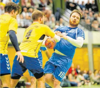  ?? FOTO: VOLKER STROHMAIER ?? Kreisläufe­r Simon Krais wusste vor allem vor der Pause seine Freiräume zu nutzen und war am Ende mit sechs Treffern erfolgreic­hster Biberacher Torschütze.