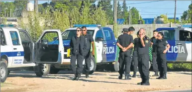  ?? ENLINEANOT­ICIAS.COM.AR ?? REVUELO. La policía demoró a dos sospechosa­s pero solo una de ellas quedó detenida por el caso.