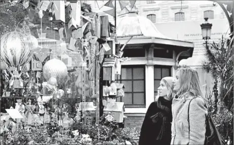  ?? CATHY LU/RICK STEVES' EUROPE ?? Window-shopping in France takes a festive turn during the holidays. The Christmas season starts Dec. 6.