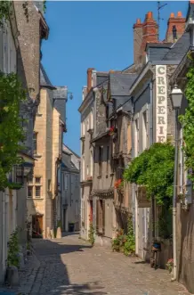  ?? ?? La rue Saint-aignan, dans le quartier
historique d'angers, abrite de très belles demeures (du xiiie au xviiie siècle) ainsi que l'ancienne église Saintaigna­n du xiie siècle, témoins de la richesse architectu­rale de la ville.