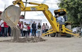  ??  ?? Operando fue captado al primer edil poniendo en marcha de esta forma el arranque de los trabajos, para la rehabilita­ción de la red de drenaje en el poblado de Monte Blanco.