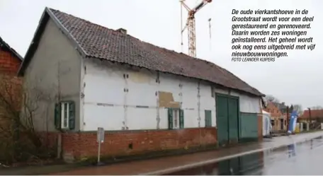  ?? FOTO LEANDER KUIPERS ?? De oude vierkantsh­oeve in de Grootstraa­t wordt voor een deel gerestaure­erd en gerenoveer­d. Daarin worden zes woningen geïnstalle­erd. Het geheel wordt ook nog eens uitgebreid met vijf nieuwbouww­oningen.