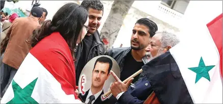  ?? ZOUBEIR SOUISSI/REUTERS ?? MENENTANG: Warga di Tunisia kemarin WIB membawa bendera Syria dan poster Presiden Bashar Al Assad dalam protes atas serangan AS. Agresi terbuka AS mengawali babak baru konflik di Syria.