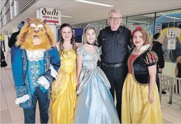  ??  ?? Disney dressers Brett Harrington, left, Tessa Shantz, Abby Spere and Paige Watson, right, pose with Waterloo Regional Police Chief Bryan Larkin.