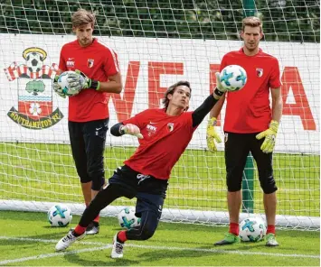  ?? Foto: Christian Kolbert ?? Wer steht künftig als Nummer eins im Tor des FC Augsburg? Fabian Giefer, Marwin Hitz und Andreas Luthe (von links) streiten sich beim Bundesligi­sten um den Platz zwischen den Pfosten.