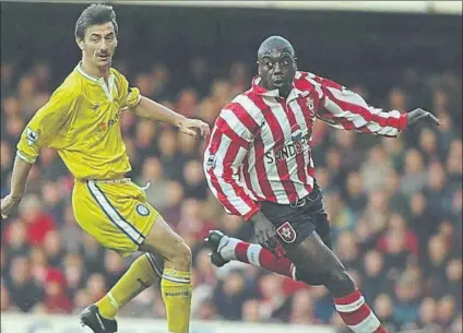  ?? FOTO: FOX ?? Ali Dia frente a Ian Rush El senegalés pudo disfrutar de unos minutos ante el mítico delantero galés en la Premier League