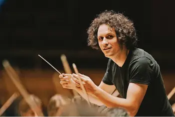  ?? FOTO: SUSANNE DIESNER ?? Der Dirigent Alexandre Bloch gibt das Bürgerkonz­ert zusammen mit Düsseldorf­er Symphonike­rn.