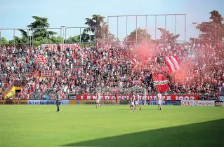  ??  ?? Vicenza I tifosi allo stadio Menti per la partita di andata dei playout con il Santarcang­elo e sotto Stefano Botta, ex biancoross­o ora al Bassano