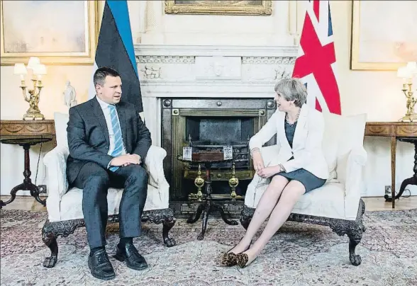  ?? WILL OLIVER / BLOOMBERG ?? Theresa May recibió ayer en Downing Street al primer ministro de Estonia, Juri Rata, cuyo país ejerce la presidenci­a rotatoria de la UE