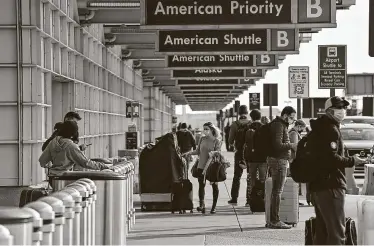  ?? Ricky Carioti / Washington Post file photo ?? This was the scene days before Christmas, with travelers arriving and departing Reagan National Airport.