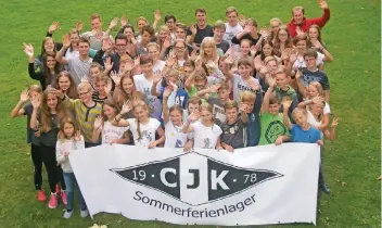  ?? FOTO: CJK ?? Seit 40 Jahren bietet das CJK-Lager Spaß in den Ferien: Es grüßen die Teilnehmer der Fahrt von 2017.