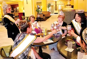  ?? The Sentinel-Record/Tanner Newton ?? n The Royal Order of Queens, back, from left, Sharon Turrentine, Sunny Evans, Peggy Holt, Dana Gooch and Laura Gehriki, toast their newest member, Beth Gipe, front, left, during their annual luncheon at the Arlington Resort Hotel & Spa on Wednesday.