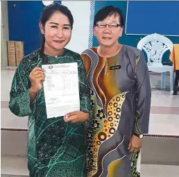  ??  ?? Kartiana (left) thanked Dr Ong for her constant encouragem­ent over the past six years.