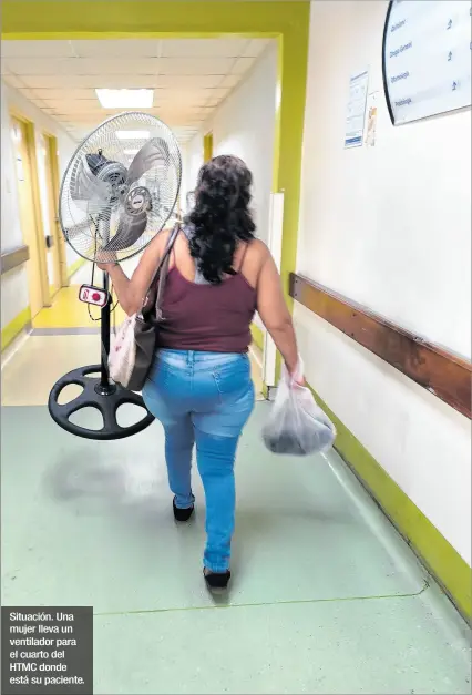  ?? NELSON TUBAY / EXPRESO ?? Situación. Una mujer lleva un ventilador para el cuarto del HTMC donde está su paciente.