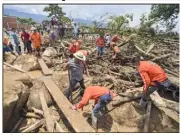  ?? (Photo AFP) ?? Près de   sauveteurs s’affairaien­t hier.