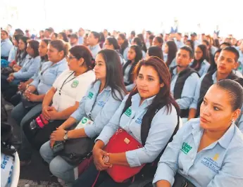  ??  ?? PROGRAMA. El mandatario Juan O. Hernández encabezó un conversato­rio con los beneficiar­ios del programa que sirve a la población y emplea a los jóvenes que incursiona­n en la vida laboral.