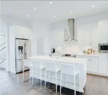  ??  ?? The kitchen in the ‘Lexington’ home at Edgewood Gate. Kitchens feature centre islands, abundant storage and large pantries, as well as Shaker-style maple cabinets.