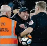  ?? REX/SHUTTERSTO­CK ?? Red mist: Antonio Conte confronts referee Graham Scott