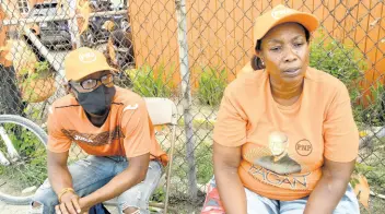  ??  ?? Supporters of PNP incumbent Colin Fagan speak to journalist­s in Cumberland, Portmore, on Tuesday.