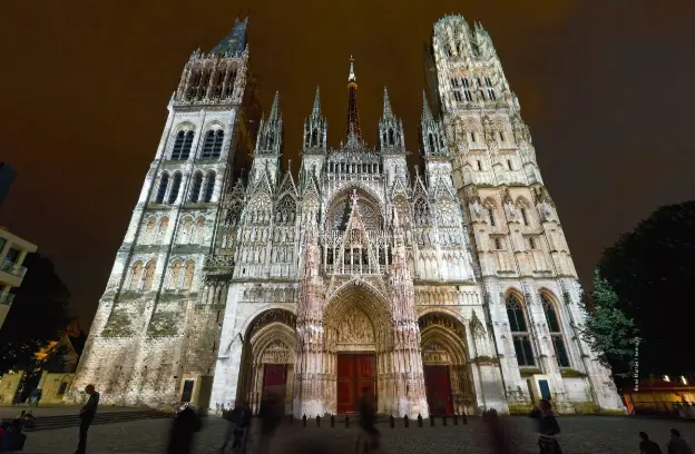  ??  ?? Les trois tours :à gauche, la tour Saint-romain, mélange de premier gothique et de gothique flamboyant ; à droite, la « tour du beurre » ( xvie siècle) ; au centre, la tour-lanterne, surmontée de la flèche et de ses clochetons ( xixe siècle).