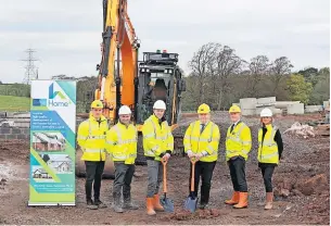  ?? ?? Site for sore eyes South Lanarkshir­e housing chair Davie Mclachlan and Taylor Wimpey managing director David Blair with council and housebuild­er representa­tives at the Oakwood Grove developmen­t in Hamilton