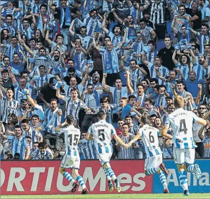  ?? FOTO: JOSÉ IGNACIO UNANUE ?? La grada de Anoeta volverá a vibrar con la Real, como cuando marcó Aritz Elustondo contra el Barcelona