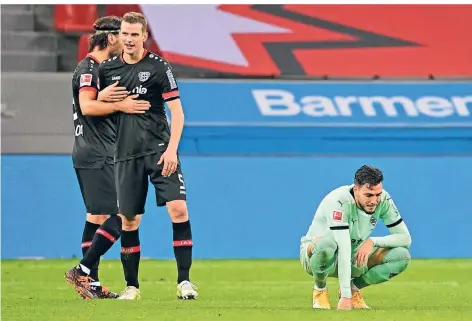  ?? FOTO: INA FASSBENDER/DPA ?? Gefühls-Gegensätze: Gladbachs Ramy Bensebaini (r.) ist enttäuscht, Leverkusen­s Aleksandar Dragovic (l.) und Sven Bender sind zufrieden.