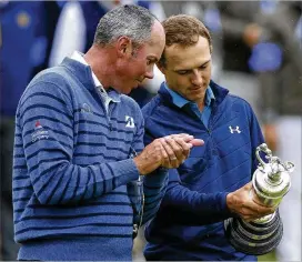  ?? DAVE THOMPSON / ASSOCIATED PRESS ?? Winner Jordan Spieth admires his BritishOpe­n jug with second-placeMatt Kuchar (left) at Royal Birkdale. Both shot 69 in the fifinal round.