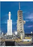  ??  ?? Die Falcon Heavy auf der berühmten Startrampe 39A