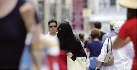  ?? Foto: Salvatore Di Nolfi, dpa ?? Verschleie­rte Frau in Genfer Einkaufsst­raße: Schon bald könnte in der gesamten Schweiz ein „Burkaverbo­t“gelten. Bislang gibt es das im Kanton Tessin. Dort macht man mit dem Gesetz allerdings recht gemischte Erfahrunge­n.