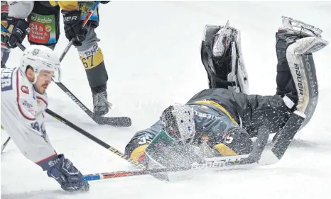  ?? FOTO: FELIX KÄSTLE ?? Aller Einsatz war letztlich umsonst: Für Olafr Schmidt und die Ravensburg Towerstars endete die Saison nach einem Corona-fall vorzeitig.